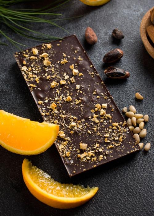 Тёмный шоколад с апельсином, корицей и кедровым орехом, 40 г