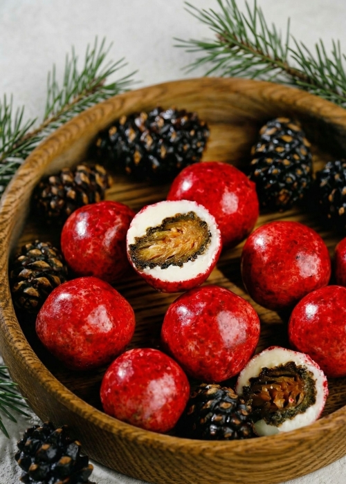 Сосновая шишка в белом шоколаде с брусникой, 60 г