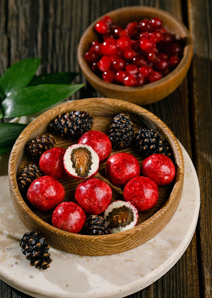 Сосновая шишка в белом шоколаде с брусникой, 60 г