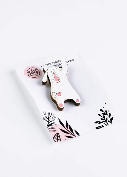 Деревянная брошь «Зая»