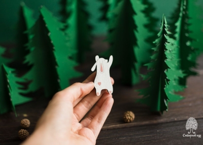 Деревянная брошь «Зая»