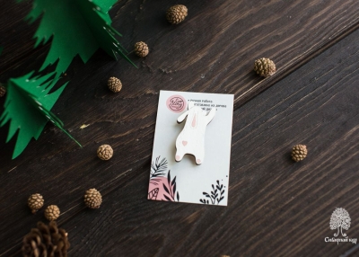 Деревянная брошь «Зая»