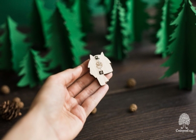 Деревянная брошь «Лисичка с шарфом»