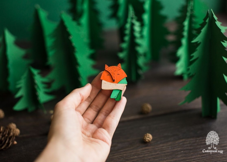 Деревянная брошь «Лисичка с шарфом»