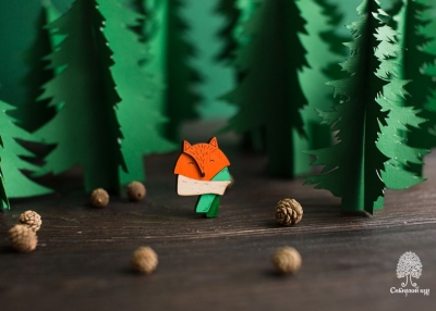 Деревянная брошь «Лисичка с шарфом»