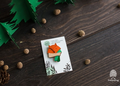 Деревянная брошь «Лисичка с шарфом»