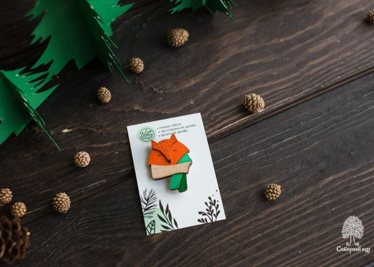 Деревянная брошь «Лисичка с шарфом»