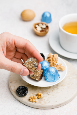 Мягкий грильяж с грецким орехом и черносливом, 540 г | шоу-бокс