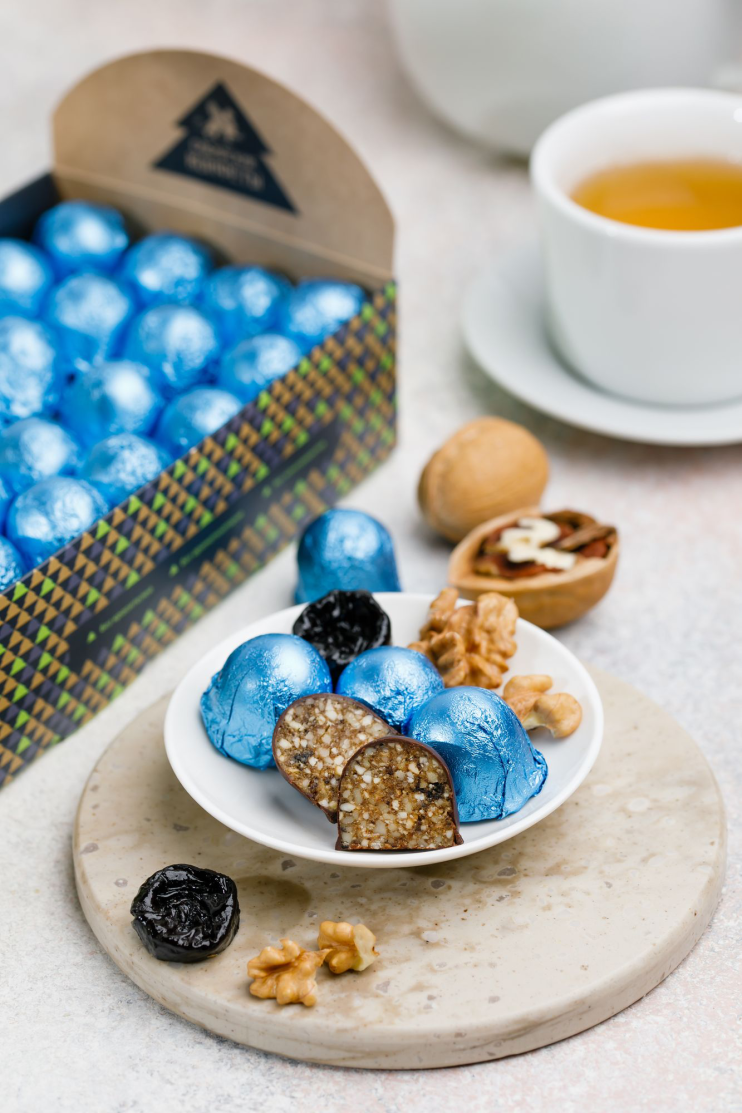 Мягкий грильяж с грецким орехом и черносливом, 540 г | шоу-бокс — фото 2