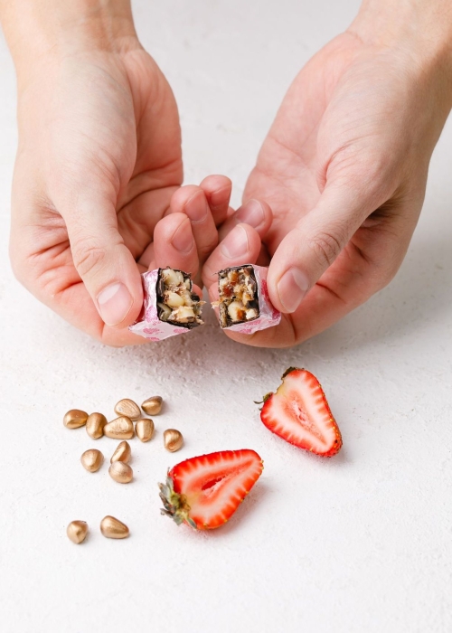 ★ Мягкий грильяж &laquo;&lrm;Кедровое золото&raquo;&lrm; с клубникой и шампанским, 450 г | шоу-бокс