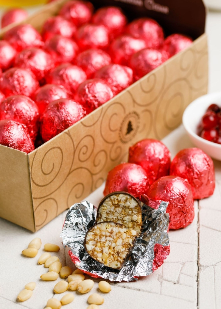 Кедровый грильяж с клюквой, 540 г | шоу-бокс