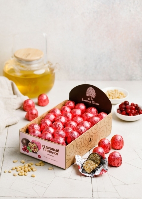 Кедровый грильяж с клюквой, 540 г | шоу-бокс