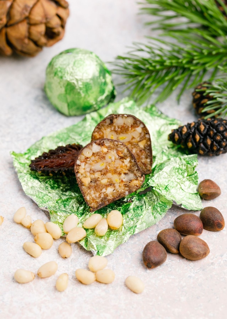 Кедровый грильяж с сосновой шишкой, 540 г | шоу-бокс