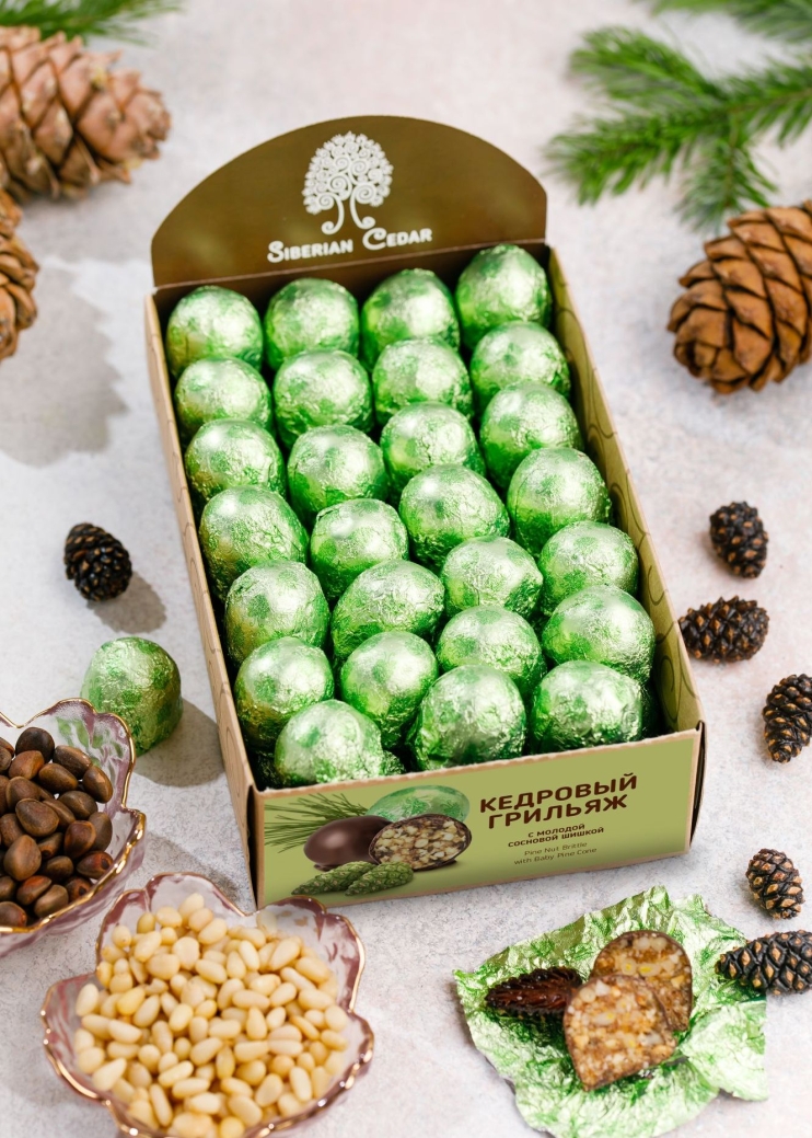 Кедровый грильяж с сосновой шишкой, 540 г | шоу-бокс