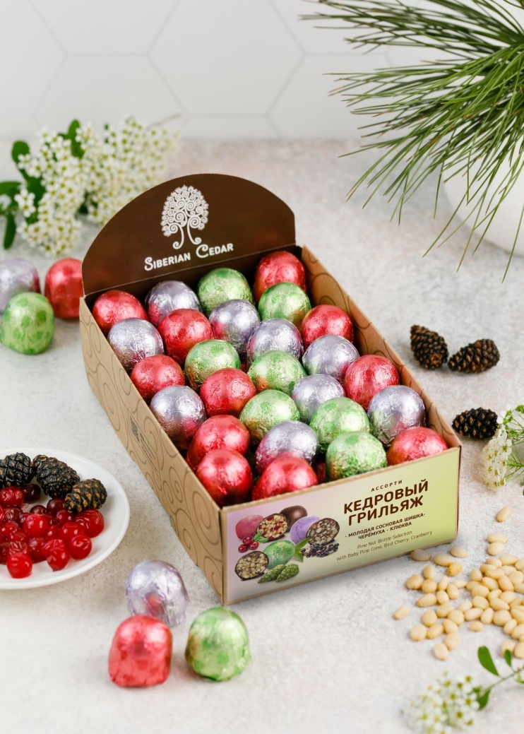 Кедровый грильяж ассорти — клюква, сосновая шишка, черёмуха, 540 г | шоу-бокс