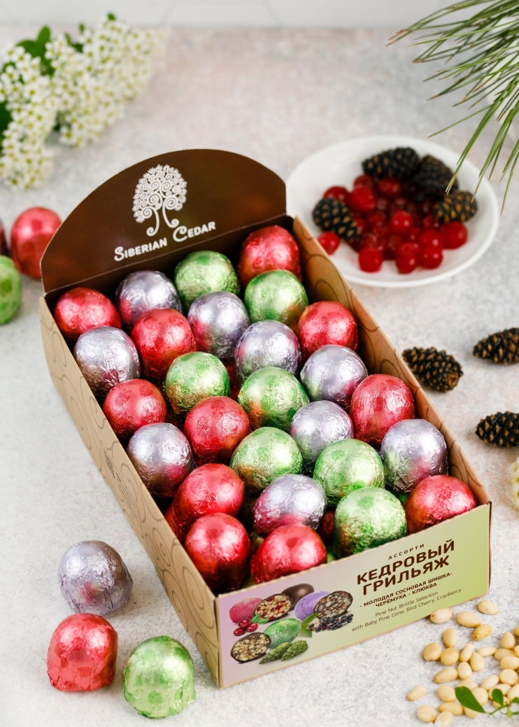 Кедровый грильяж ассорти — клюква, сосновая шишка, черёмуха, 540 г | шоу-бокс