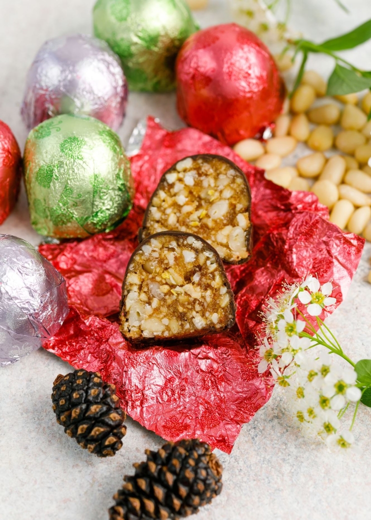 Кедровый грильяж ассорти — клюква, сосновая шишка, черёмуха, 540 г | шоу-бокс