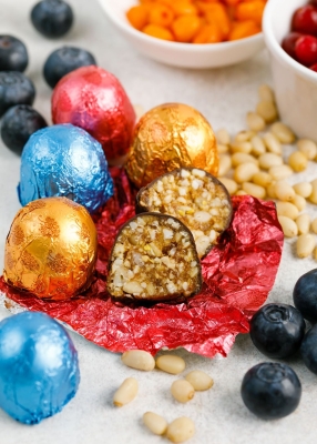 Кедровый грильяж ассорти — клюква, черника, облепиха, 540 г | шоу-бокс