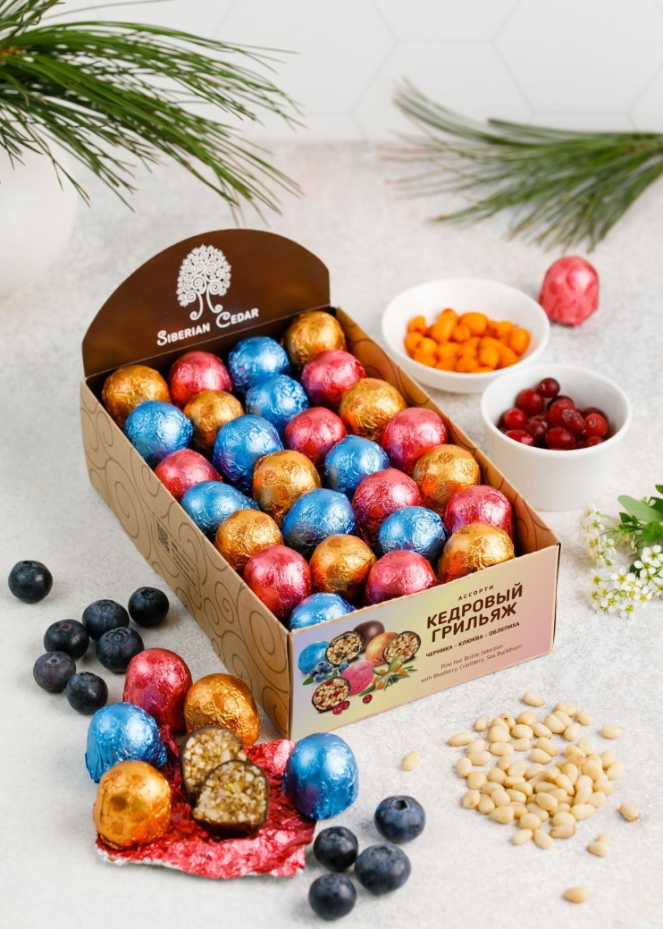 Кедровый грильяж ассорти — клюква, черника, облепиха, 540 г | шоу-бокс