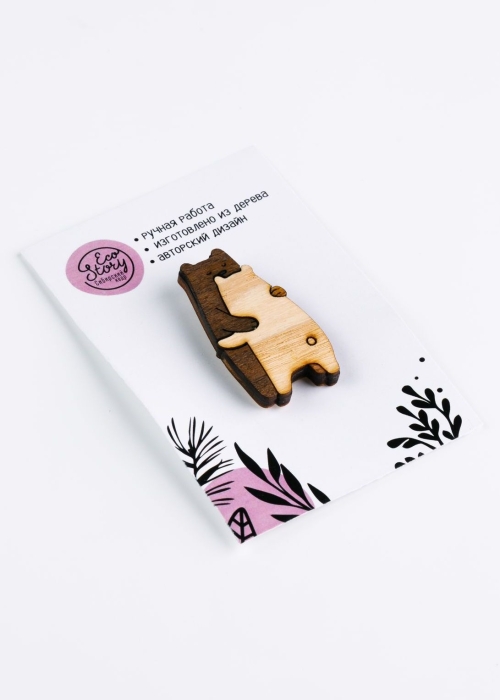 Деревянная брошь «Медвежьи объятия»