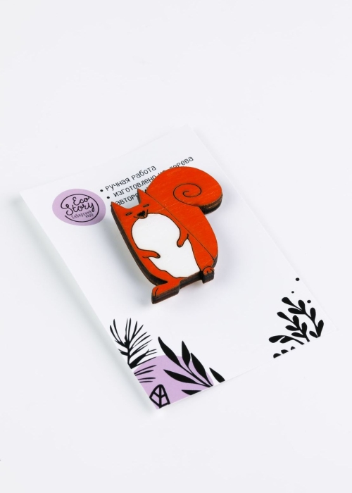 Деревянная брошь «Белочка»