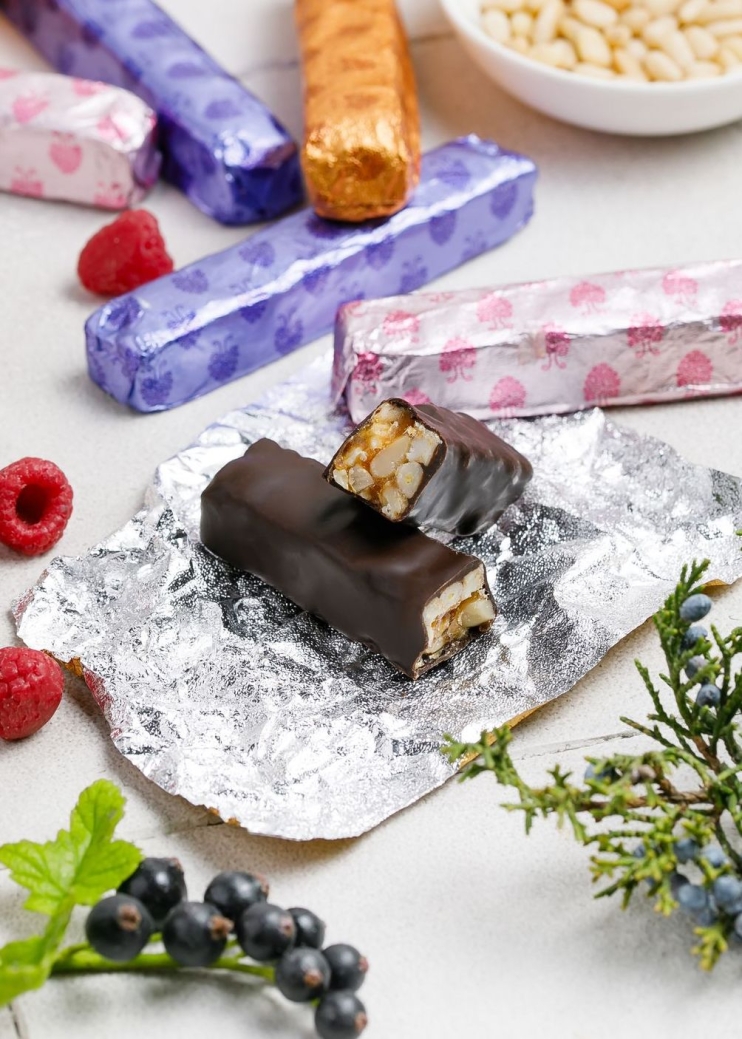 Кедровые палочки ассорти, 640 г | шоу-бокс — малина, облепиха, чёрная смородина