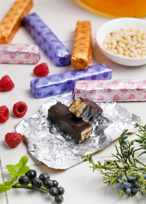 Кедровые палочки ассорти, 640 г | шоу-бокс — малина, облепиха, чёрная смородина