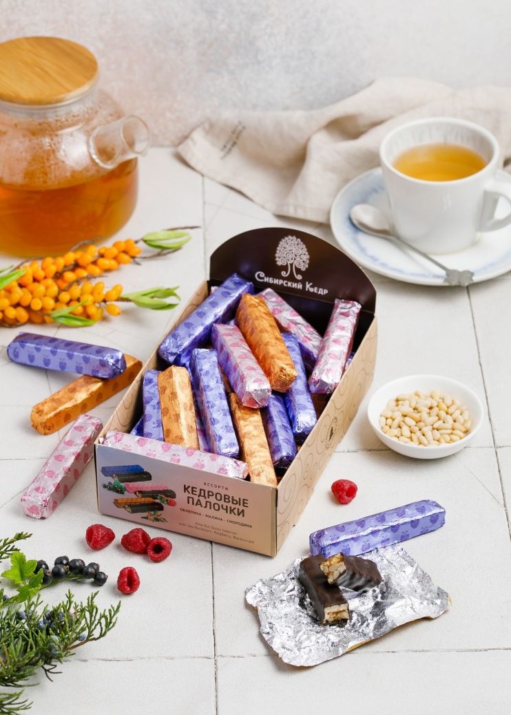 Кедровые палочки ассорти, 640 г | шоу-бокс — малина, облепиха, чёрная смородина