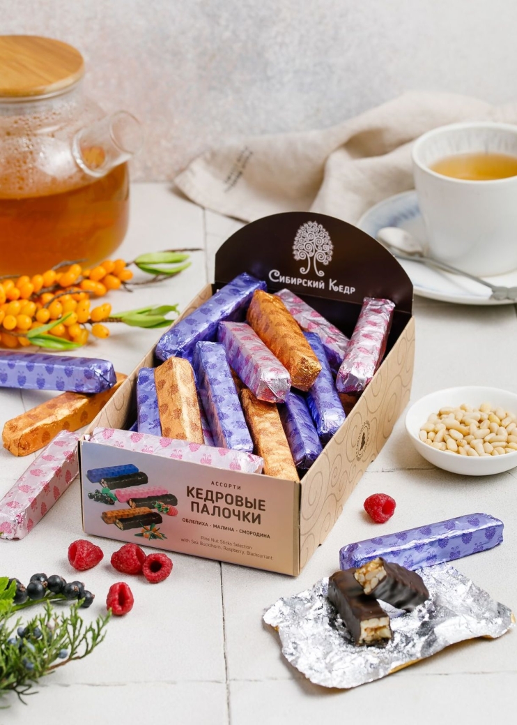 Кедровые палочки ассорти, 640 г | шоу-бокс — малина, облепиха, чёрная смородина