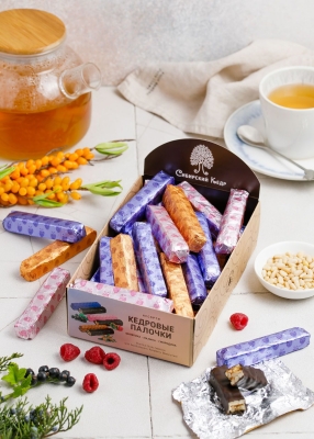 Кедровые палочки ассорти, 640 г | шоу-бокс — малина, облепиха, чёрная смородина