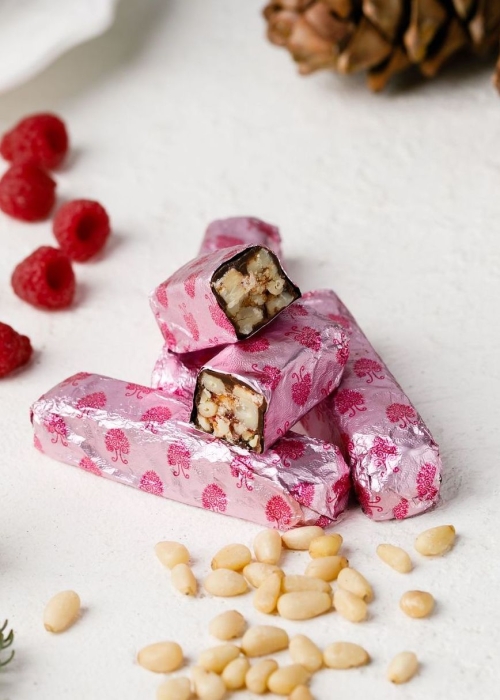 Кедровые палочки ассорти, 640 г | шоу-бокс — малина, облепиха, чёрная смородина