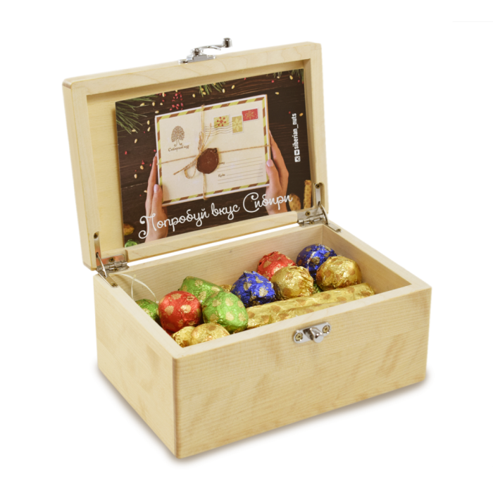 Деревянная шкатулка с конфетами, 450 г (кедровый грильяж, кедровый марципан, кедровые палочки, мягкий грильяж, фрутодень)