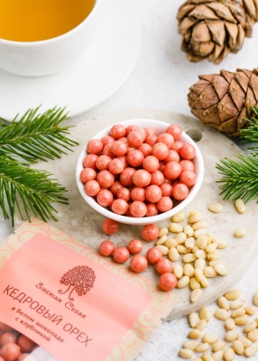 Ядро кедрового ореха в белом шоколаде с клубникой, 60 г