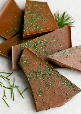 Молочный шоколад с еловой хвоёй, 100 г