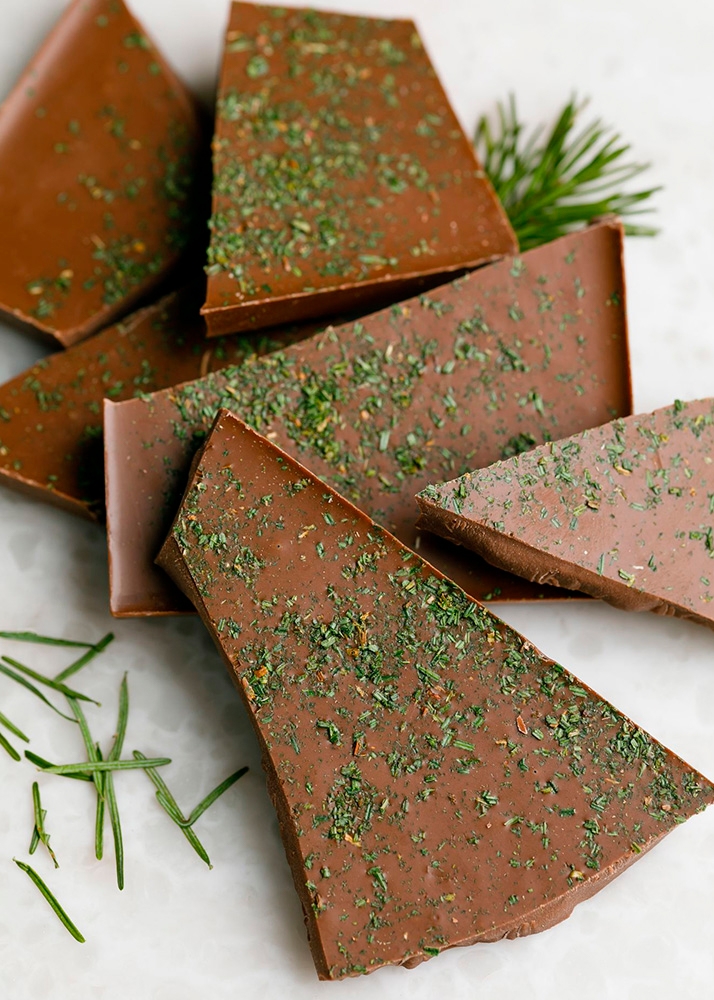 Молочный шоколад с еловой хвоёй, 100 г