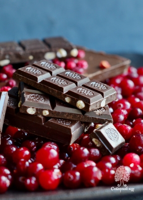 Молочный шоколад с земляникой и брусникой, 100 г