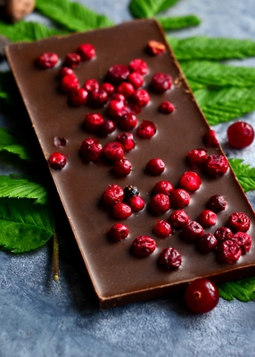 Молочный шоколад с земляникой и брусникой, 100 г