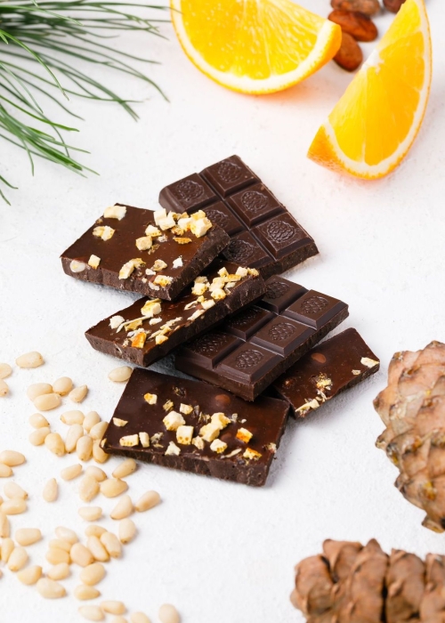 Тёмный шоколад с апельсином, корицей и кедровым орехом, 100 г