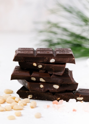 Тёмный шоколад с кедровым орехом и кристаллами соли, 100 г