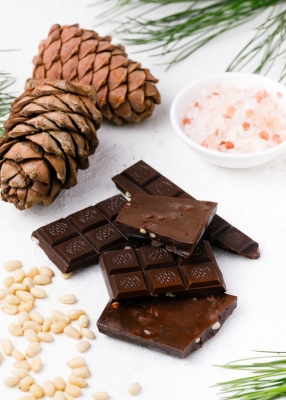 Тёмный шоколад с кедровым орехом и кристаллами соли, 100 г