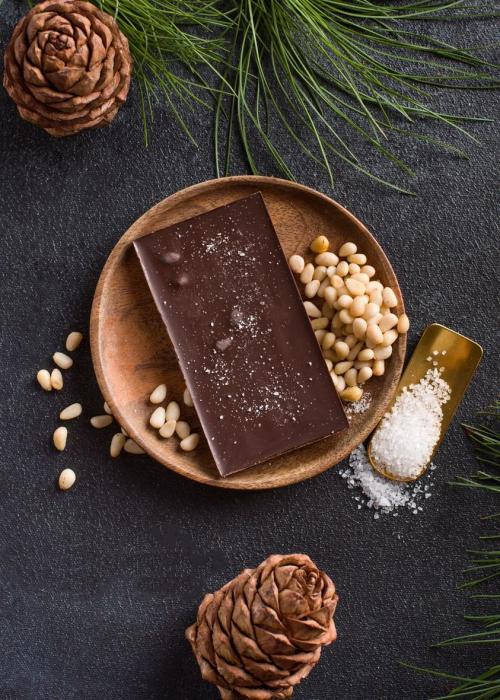 Тёмный шоколад с кедровым орехом и кристаллами соли, 40 г