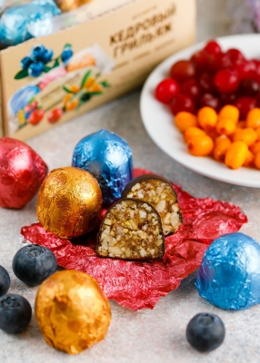 Кедровый грильяж ассорти, 40 г — клюква, черника, облепиха