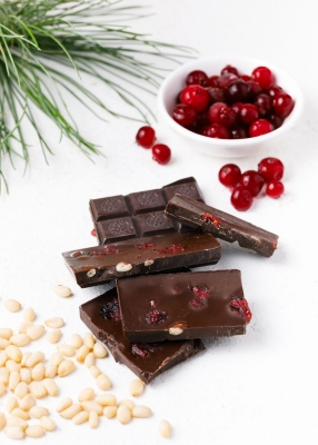 Тёмный шоколад с клюквой и кедровым орехом, 100 г