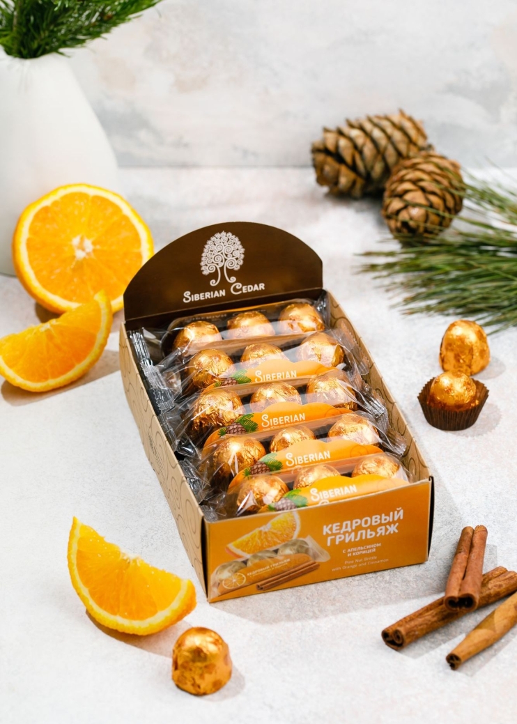 Кедровый грильяж с апельсином и корицей, 400 г | шоу-бокс