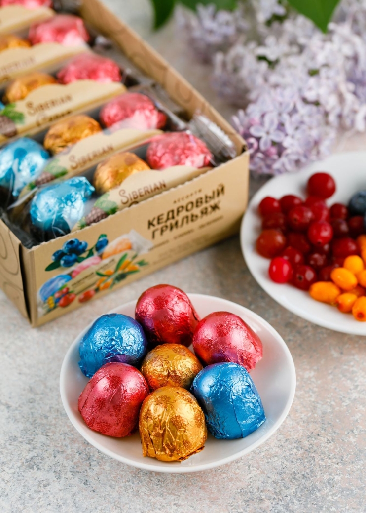 Кедровый грильяж ассорти — клюква, черника, облепиха, 400 г | шоу-бокс