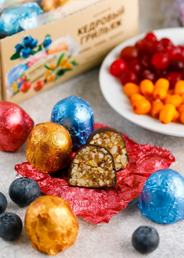 Кедровый грильяж ассорти — клюква, черника, облепиха, 400 г | шоу-бокс