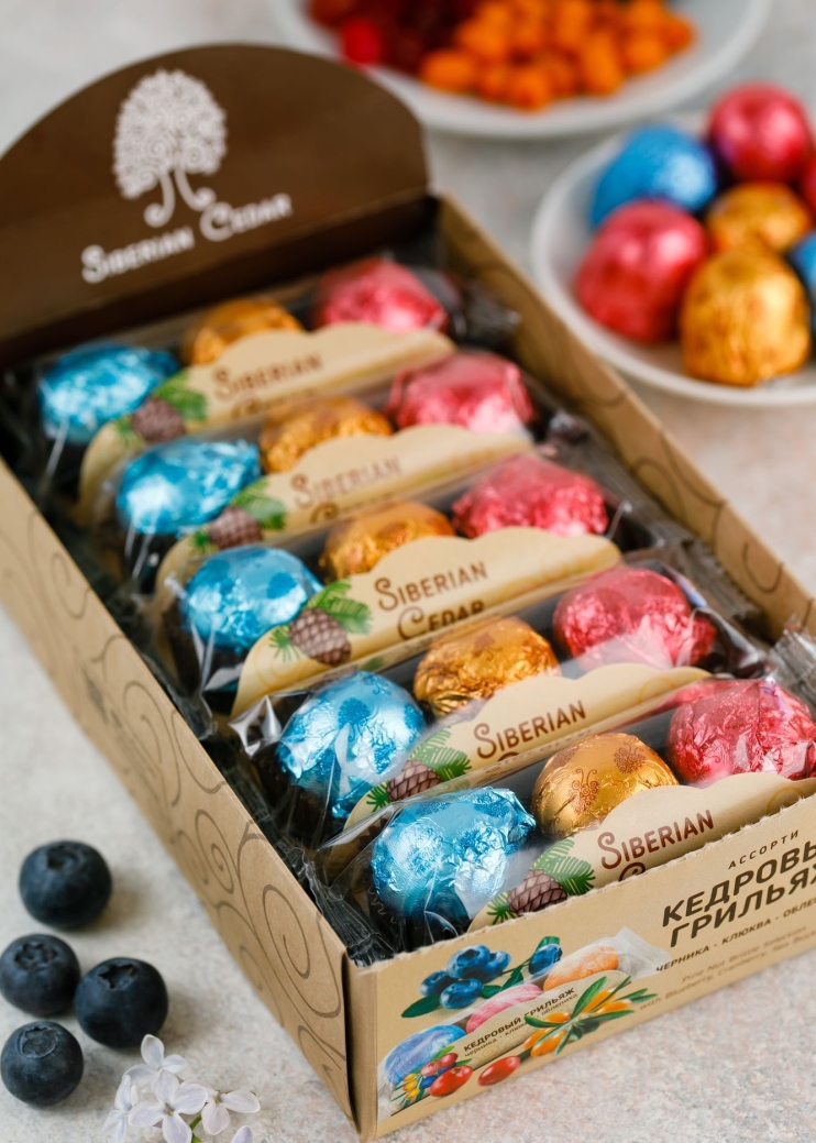 Кедровый грильяж ассорти — клюква, черника, облепиха, 400 г | шоу-бокс