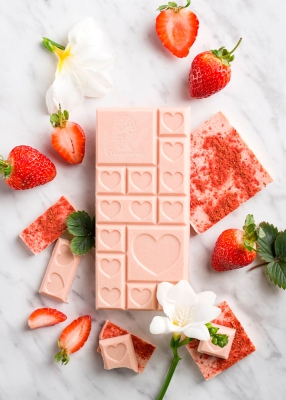 Цветной шоколад с клубникой, 100 г