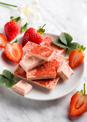 Цветной шоколад с клубникой, 100 г