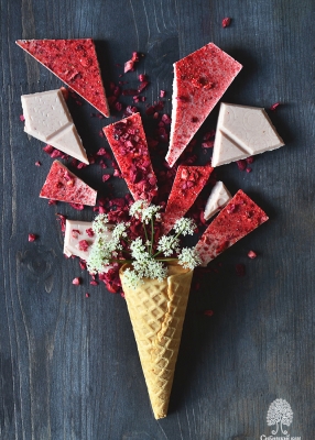 Цветной шоколад с клубникой, 100 г